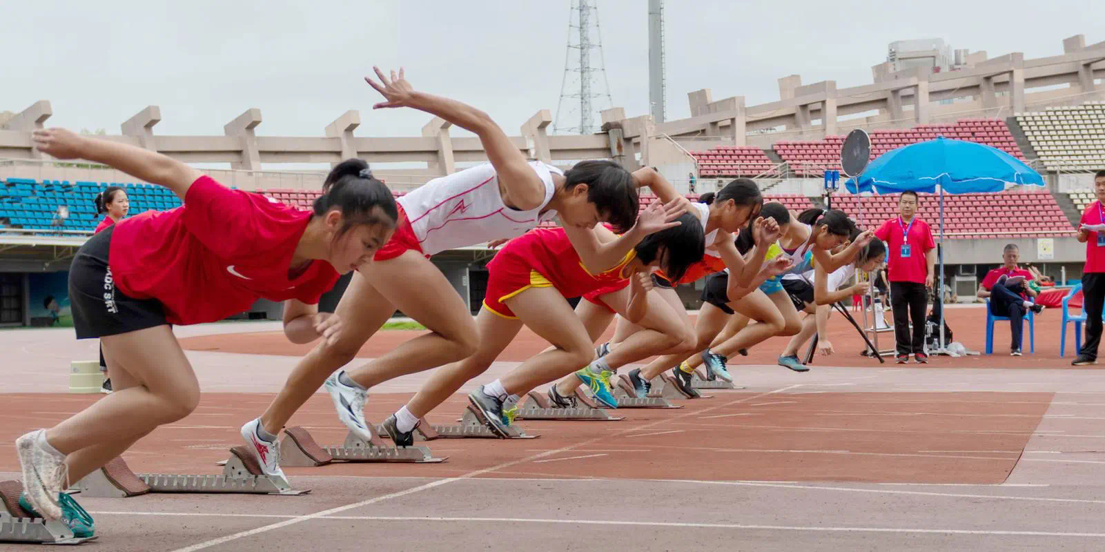 女孩子拿网球拍打人